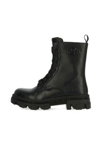 Czarne skórzane buty za kostkę na sznurówki z okrągłym noskiem, teksturowaną powierzchnią, ozdobnym logo oraz wzorzystą podeszwą, z wyrazistą gumową podeszwą.