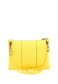Borsa a mano in pelle gialla con una texture liscia, dotata di chiusura con zip e tracolla rimovibile con dettagli in metallo argentato.