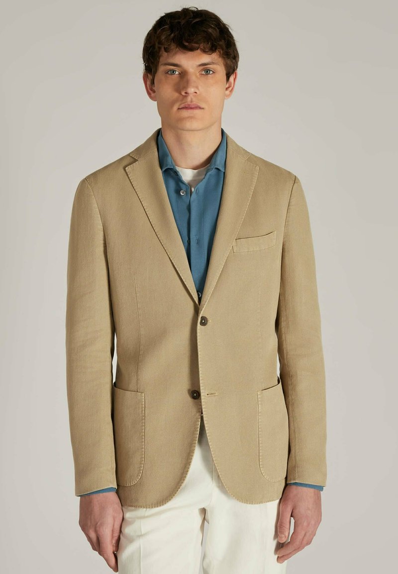 Beige linnen blazer met twee frontzakken, een enkele knoopsluiting en een blauwe shirt eronder. Perfecte pasvorm met een gladde textuur.