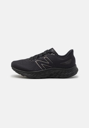 Svart New Balance Fresh Foam løpesko med mesh-overdel, snøredesign og dempet såle vist i sideprofil på hvit bakgrunn.