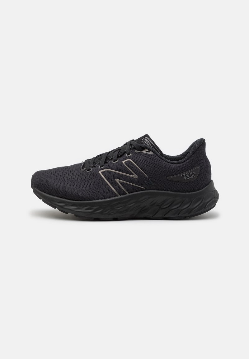 Zapatilla de running New Balance Fresh Foam negra con parte superior de malla, diseño con cordones y suela acolchada, mostrada en perfil lateral sobre fondo blanco.