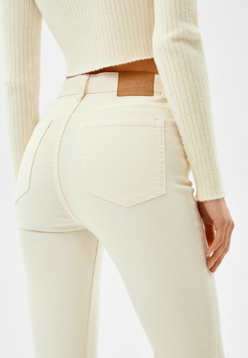 Damen Kleider | Bershka KICK FLARE TWILL Stoffhose off-white/offwhite - JL79970 Damen Kleider | Bershka KICK FLARE TWILL Stoffhose off-white/offwhite - JL79970