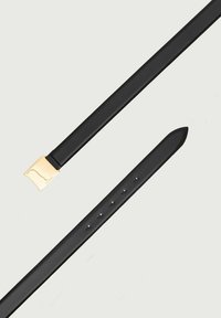 Cintura in pelle nera con fibbia in metallo dorato, caratterizzata da un design elegante, una texture liscia e fori distribuiti uniformemente per la regolazione.