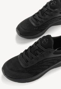 Mustad mustredsneakerid, mis on valmistatud segust nubuk- ja võrgumaterjalidest, tekstuursete joontega, sidumisdisainiga ja õrn bränding keele peal.