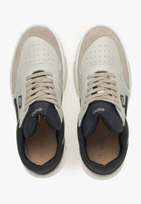 Sneakers met een bovenwerk van beige leer en grijze suède accenten. Voorzien van ronde veters, geperforeerde neus, zwarte tong en rubberen loopzool.