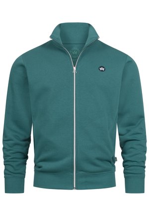 Sudadera con cremallera en color verde azulado, con cuello alto, puños y cinturilla de canalé. Presenta un pequeño logo en el área del pecho izquierdo. Textura de tela suave.