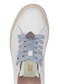 Sneaker bianco in pelle con lacci azzurro chiaro, suola testurizzata in bianco sporco e un'etichetta metallica a forma di cuore con la scritta "CRICKET" incisa.