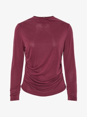 Blusa de manga longa em cor bordô com decote arredondado, detalhes franzidos nas laterais e um fecho nas costas com um pequeno botão. Tecido de textura suave.