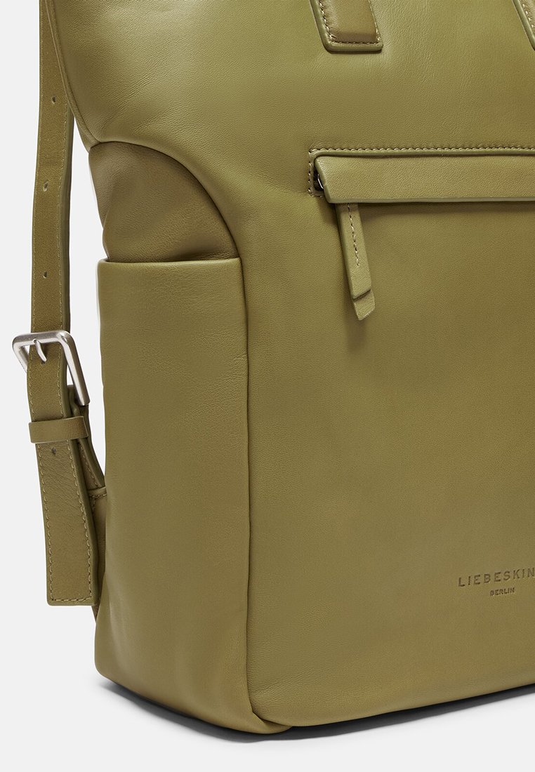 Olivgrüner Leder-Rucksack mit glatter Textur, ausgestattet mit einer Fronttasche, verstellbarem Tragegurt und dezent geprägtem Branding.