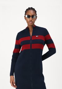 Tommy Jeans BADGE DRESS - Abito in maglia - dark night navy