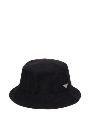Czarny prążkowany kapelusz typu bucket z krótkim rondem i małym srebrnym ozdobnym logo z boku na białym tle.