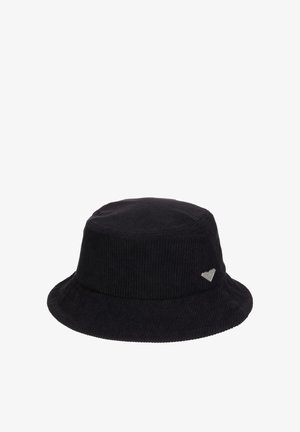 Czarny prążkowany kapelusz typu bucket z krótkim rondem i małym srebrnym ozdobnym logo z boku na białym tle.