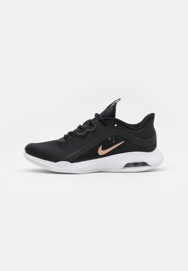 Musta urheilukenkä, jossa on verkkomateriaali päällinen, valkoinen pohja ja ruusukultainen Nike-logomerkki. Sisältää nauhat ja näkyvän Air-yksikön kantapäässä.