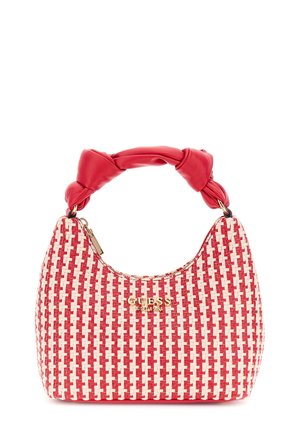 Rood-witte gevlochten handtas met een gedraaide rode leren handgreep en een gouden "GUESS"-logo aan de voorkant.