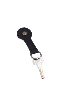 Enkele zilveren Yale-sleutel bevestigd aan een zwart leren sleutelhanger met een ronde metalen knop op een witte achtergrond.