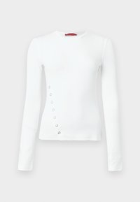Biela tričko s dlhým rukávom s rebrovanou textúrou, ozdobené striebornými okami na ľavej strane a zaobleným výstrihom.