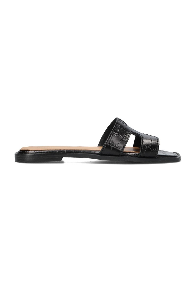 Sandales slides en cuir noir avec un motif crocodile texturé, bout ouvert et deux découpes de brides, présentant une semelle plate au design minimaliste.