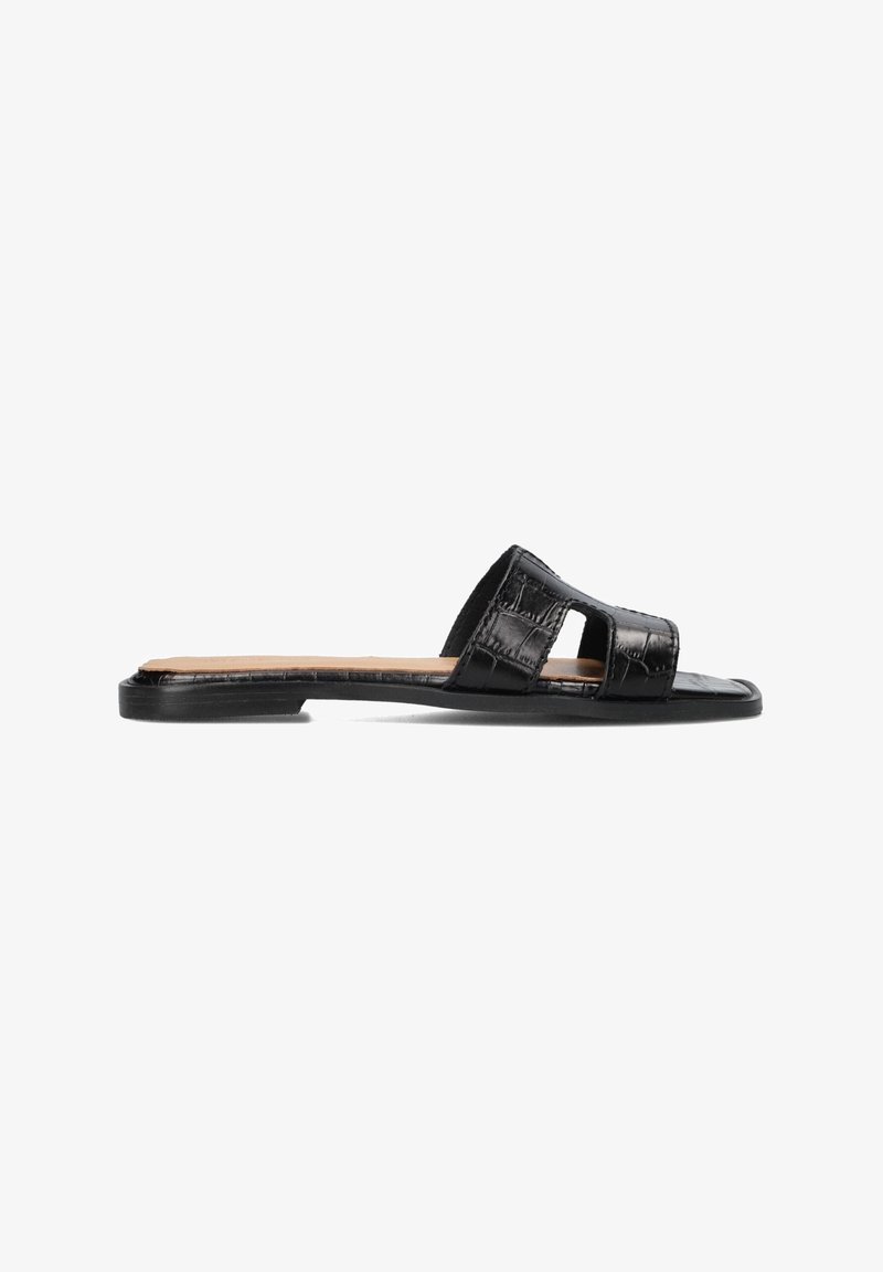 Sandales slides en cuir noir avec un motif crocodile texturé, bout ouvert et deux découpes de brides, présentant une semelle plate au design minimaliste.