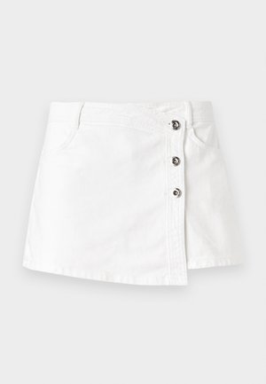 Mini-jupe en denim blanc à coupe droite, dotée d'une fermeture latérale avec quatre boutons en métal et un ourlet légèrement roulé.