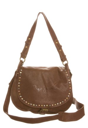 Borsa a tracolla in pelle marrone con spalline regolabili, chiusura a patta, bordatura con borchie metalliche multicolori e logo "Pepe Jeans" in rilievo sul davanti.