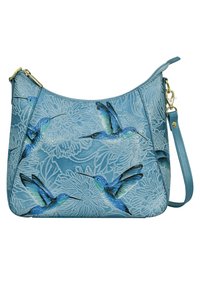 Blaues strukturiertes Handtasche mit bunten Kolibri-Designs auf floralem Hintergrund, akzentuiert mit goldfarbenen Beschlägen und einem abnehmbaren Trageriemen.