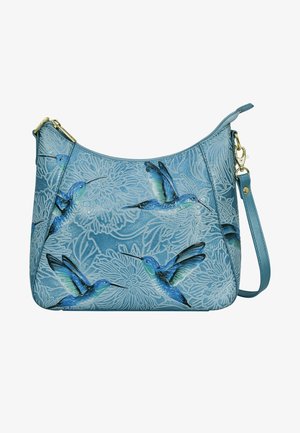 Blauwe leren handtas met gegraveerde bloemmotieven en levendige illustraties van kolibries. Gouden hardware, verstelbare schouderband.