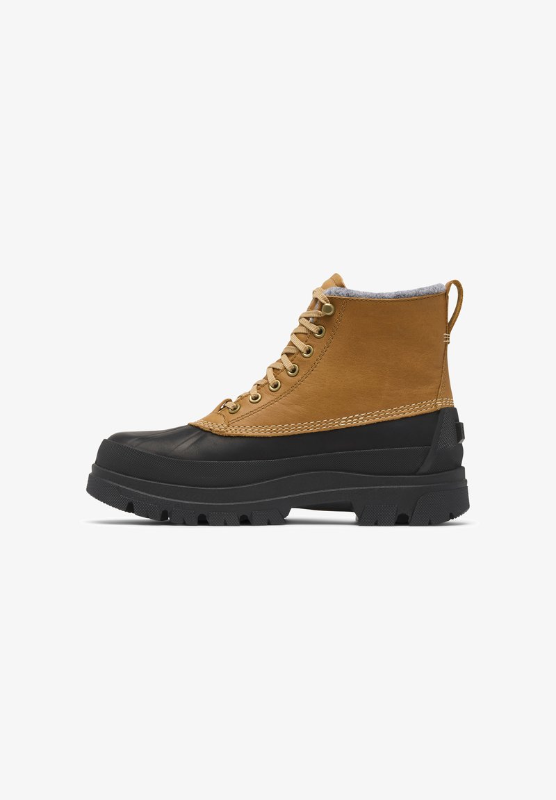 Ruskotoinen nahka ja musta kumista eristetty nilkkaboots, jossa on uritettu pohja, metalliset silmukat ja harmaa fleecevuori ylhäällä.