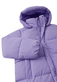 Lila Puffy-Jacke mit Kapuze, präsentiert ein gestepptes Design, einen Reißverschluss und Druckknöpfe. Das Material wirkt weich und isoliert.