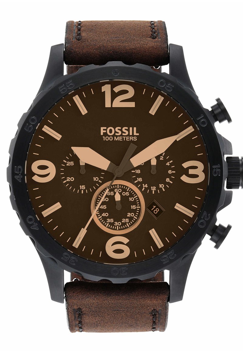 Montre chronographe noire avec un bracelet en cuir marron, affichant un cadran marron foncé, de grands chiffres arabes et trois sous-cadrans. Résistante à l'eau jusqu'à 100 mètres.