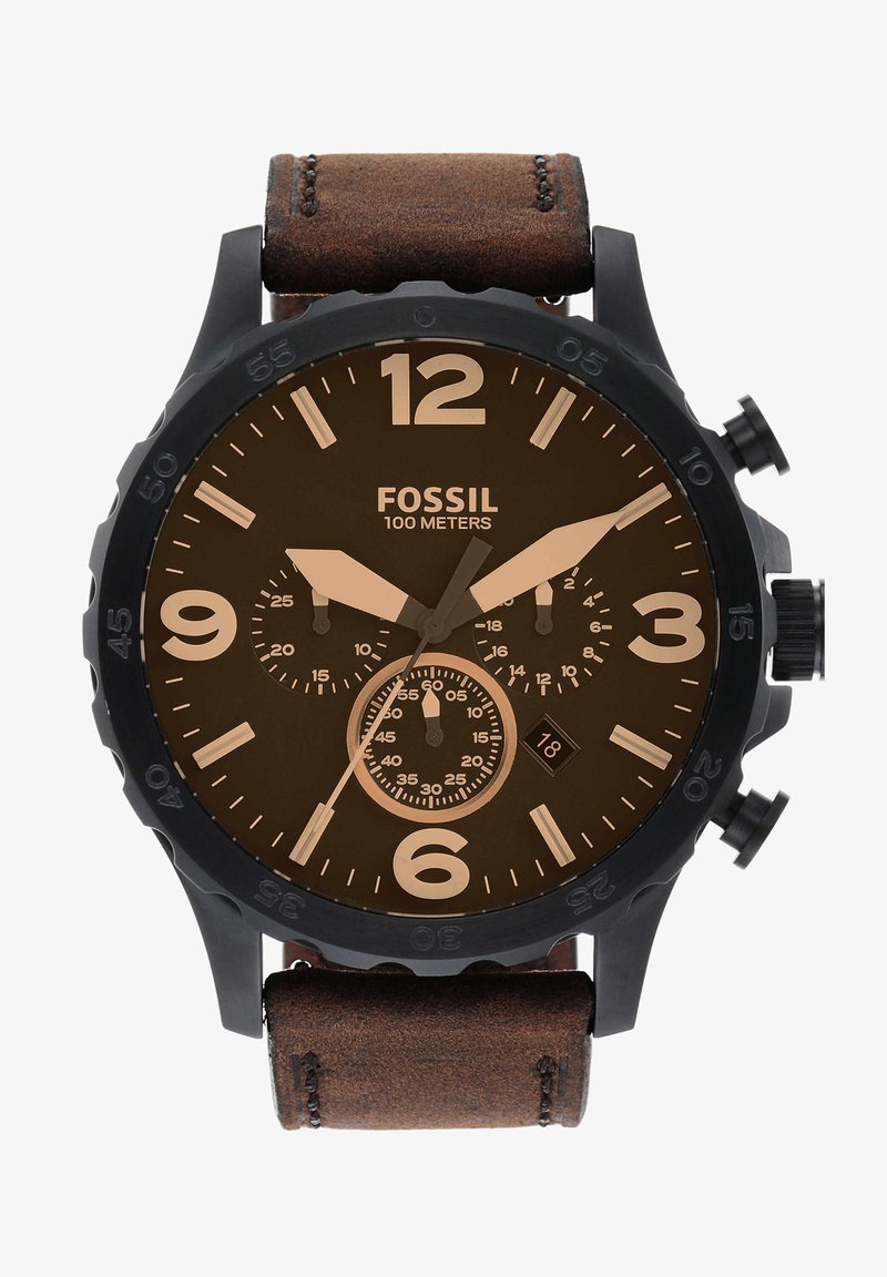 Montre chronographe noire avec un bracelet en cuir marron, affichant un cadran marron foncé, de grands chiffres arabes et trois sous-cadrans. Résistante à l'eau jusqu'à 100 mètres.