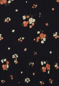 Abito nero a fiori con piccoli fiori bianchi, arancioni e pesco, caratterizzato da una patta con bottoni e dettagli plissettati all'orlo.