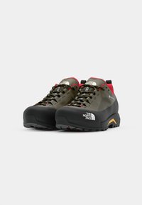Wanderschuhe mit grauem Obermaterial, roten Akzenten und schwarzen Gummisohlen. Sie zeichnen sich durch strapazierfähiges Material und ein Schnürdesign für einen sicheren Sitz aus.