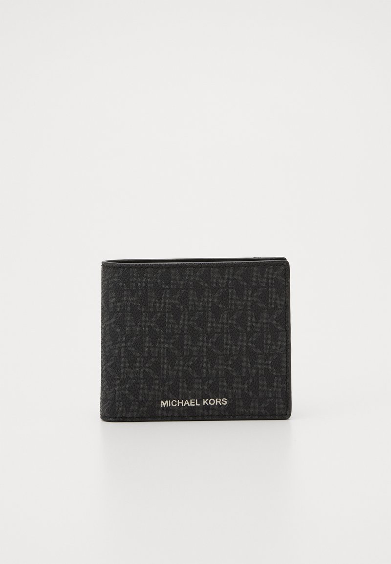 Carteira de tecido preto com um padrão de logotipo MK em toda a superfície, com um logotipo metálico "MICHAEL KORS" na frente. Formato compacto e retangular.