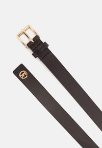 Bruine leren riem met een glanzende goudkleurige metalen gesp en een logo-accent. Gladde textuur met een klassiek ontwerp.