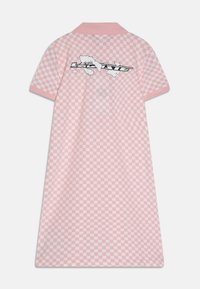 Różowa sukienka polo w kratkę z krótkimi rękawami, o miękkiej teksturze i białym logo z tyłu. Kołnierzyk w jednolitym różowym kolorze.