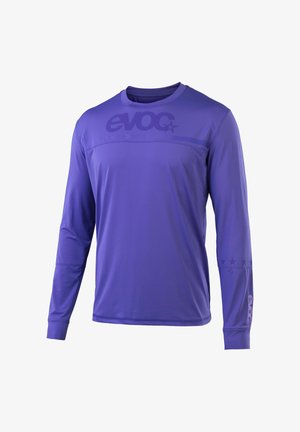 Lila langärmliges Sportshirt mit Rundhalsausschnitt, dezentem „evoc“-Logo auf der Brust und am unteren Ärmel sowie kleinen Sternmotiven am rechten Arm.