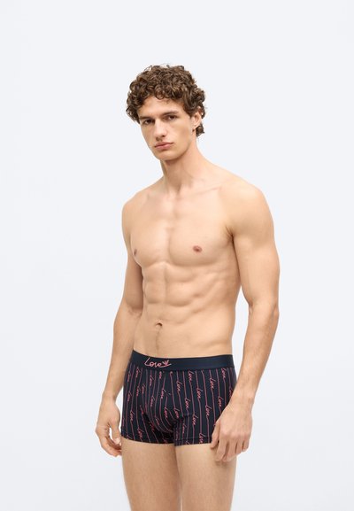 Fekete boxernadrág pink, kézírásos stílusú „love” mintával, rugalmas derékpánttal, melyen „Love” logó található, puha, rugalmas anyagból készült.