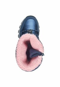 Granatowe, ocieplane buty z różowym futerkiem, wyposażone w okrągłą pętlę do podciągania oraz teksturowaną podeszwę zapewniającą przyczepność.