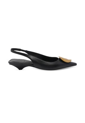 Zwarte leren slingback kitten heel met spitse neus en groot decoratief gouden metalen accent aan de voorkant.