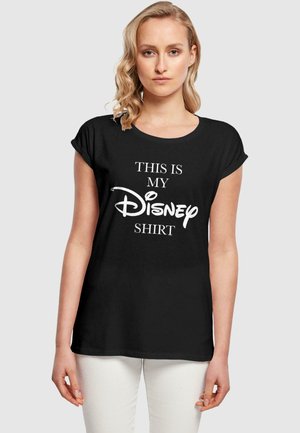 Schwarzes T-Shirt mit aufgerollten Ärmeln, auf dem der Text "DAS IST MEIN Disney T-SHIRT" in Weiß steht, lässige Passform, weicher Stoff, runder Halsausschnitt.