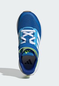 Blauer Sportschuh mit Mesh-Obermaterial, weißen Schnürsenkeln und drei weißen Streifen. Gummisohle mit grünen Akzenten im Fersenbereich.