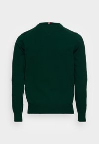 Sweatshirt vert à col rond, avec des poignets et un ourlet côtelés. Présente une couture en forme de V discrète à l'arrière et un accent tricolore au niveau du col.
