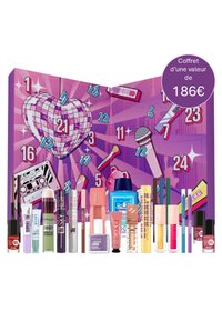 Calendrier de l'Avent violet affichant divers articles cosmétiques, avec un design en forme de boule disco en cœur et des compartiments numérotés. Comprend des brillants à lèvres, des mascaras et des eye-liners.