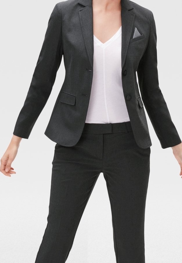 Blazer su misura grigio scuro con due bottoni, rever a scollo e taschino sul petto. Abbinato a pantaloni su misura dello stesso tessuto e a un top bianco con scollo a V.