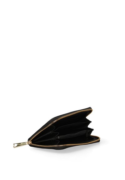 Portefeuille noir à fermeture éclair ouverte, montrant plusieurs compartiments et un tire-zip doré sur fond blanc.
