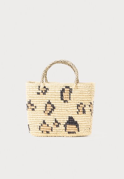 Borsa in paglia intrecciata con doppio manico, caratterizzata da una base crema e motivi a stampa animale neri. Forma rettangolare compatta per una facile portabilità.
