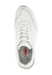 Witte sport schoen met bovenstelling van mesh en synthetische accenten. Kenmerkt zich door ronde veters, een gewatteerde kraag en een gevoerde binnenzool. Eenvoudig, gestroomlijnd ontwerp.