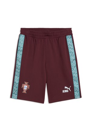 Pantalones cortos deportivos granate con franjas laterales estampadas en color verde azulado, escudo de fútbol de Portugal en la pierna izquierda y logo blanco de Puma con la palabra "KING" en la pierna derecha.