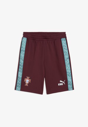Pantalones cortos deportivos granate con franjas laterales estampadas en color verde azulado, escudo de fútbol de Portugal en la pierna izquierda y logo blanco de Puma con la palabra "KING" en la pierna derecha.