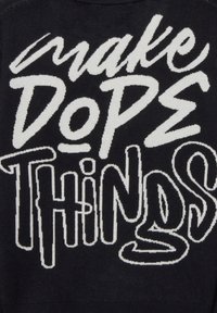 Maglione con bold testo bianco "make DoPE THINGS" su una base nera. Il testo varia nel stile del carattere con una texture ricamata.